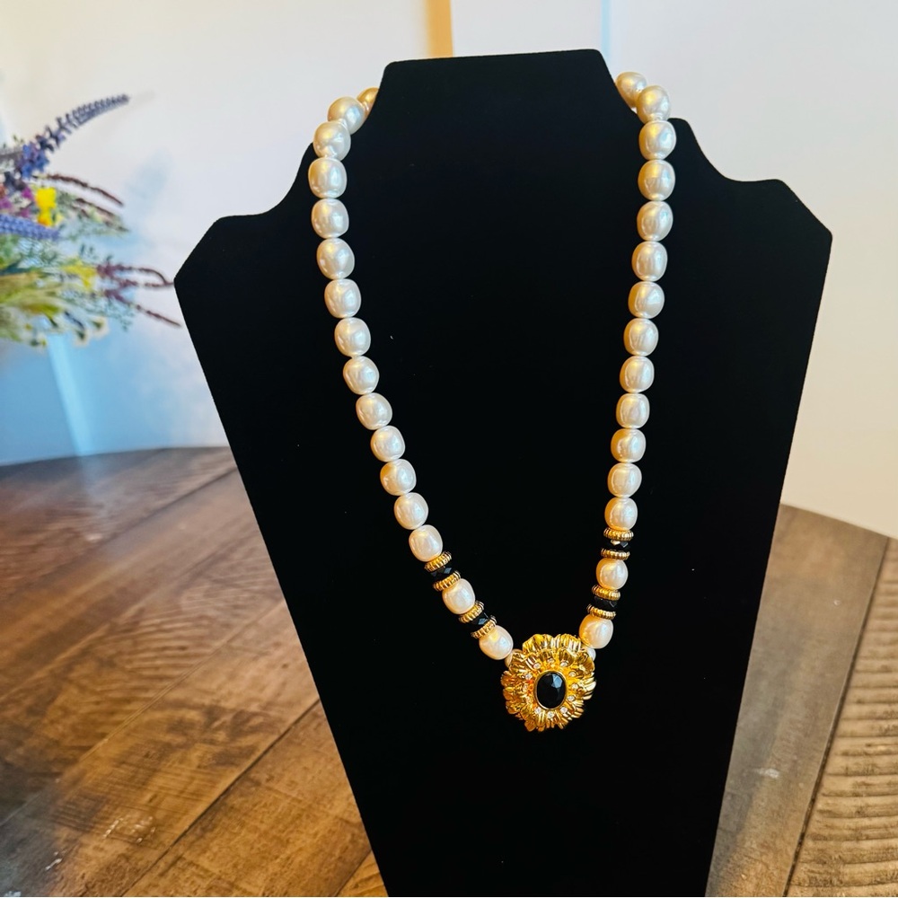 Vintage‎ Kenneth Jay Lane Avon Necklace Faux Pearl Gold Tone Floral Pendant KJL